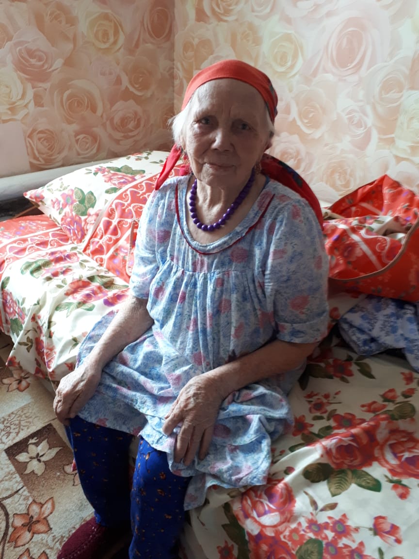 99-летняя бабушка из Айовы шьет по платью для бедных детей в день